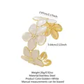 Bracciale rigido aperto in acciaio dorato con eleganti fiori in smalto bianco - FYD6209SZ / Bianco