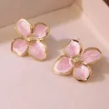 Orecchini a perno con fiori in smalto rosa, placcatura in oro e texture marmorea - Orecchini a Bottone (FYD6111-pink)