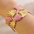 Bracciale aperto a foglie di ginkgo con smalto marmorizzato rosa e finitura dorata - FYD6262SZ / Rosso