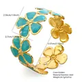 Bracciale rigido aperto con fiori in smalto celeste e acciaio inossidabile dorato - FYD6261SZ / Blu