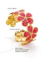 Bracciale rigido a fiori in acciaio dorato con petali in smalto marmorizzato rosa - FYD6261SZ / Rosso
