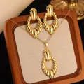 Parure de bijoux dorés avec texture ondulée, motif fleur et nœud dans un plateau - Style de Goutte d'Eau Creuse Plissée (HQ6054+HQ6054XL)