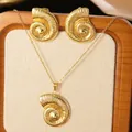 Parure de bijoux dorée en forme de coquillage avec texture radiale sur un plateau - Style Bionique de Coquillage en Spirale Nautilus (FYD6230XL+FYD6230)