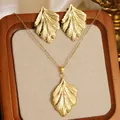 Ensemble élégant collier et boucles d'oreilles feuille dorée sur plateau - Ensemble de Boucles d'Oreilles Clous Texture Feuille Naturelle (FYD6086+FYD6086XL)