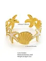 Bracciale rigido a stella marina in acciaio dorato con smalto bianco e motivo conchiglia - FYD6259SZ / Bianco