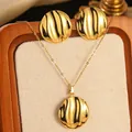 Parure de bijoux dorés avec collier à pendentif rond ondulé et boucles d'oreilles - Style Rond Ondulé Fluide (FYD6158XL+FYD6158)