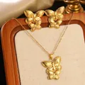 Parure collier et boucles d'oreilles papillon dorée avec des ailes texturées élégantes - Style Superposé Double Papillon Petit Et Grand (FYD6115XL+FYD6115)
