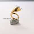 Macro detail van de 18k vergulde roestvrijstalen ring met 16mm breedte en maat US7 - Goud