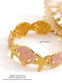 Bracciale rigido dorato in acciaio inossidabile con conchiglie in smalto rosa e stelle marine - FYD6245SZ / Rosa