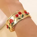 Bracciale rigido dorato aperto con ciondoli smaltati a forma di fragola e ciliegia con foglie - FYD6208SZ / Rosso