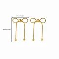 Dettaglio orecchini a fiocco dorati con nappe lunghe, misure circa 31 mm di larghezza e 49 mm - Oro