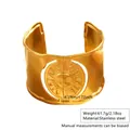 Bracciale rigido dorato largo in acciaio inossidabile con rilievo sole e bordi ondulati - JH052 / Oro