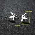 Vista detallada de pendientes de golondrina esmaltados blancos con medidas 1,3 cm x 1,1 cm - Paloma Blanca