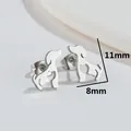 Vista detallada de pendientes de perro plateados con medidas de 11 mm de alto y 8 mm de ancho - Estilo Perro