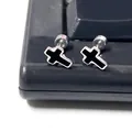 Vista macro de pendientes de cruz en acero de titanio con esmalte negro y cierre de rosca - Pendiente de Botón Redondo Cruz Gruesa (Individual) / Calibre 0.8mm - Longitud de barra 6mm / Plateado