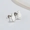 Primer plano de pendientes de silueta de gato en acero inoxidable pulido - Forma de Gato Sentado