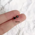 Detalle de pendientes de cristal negro de 4mm con engaste clásico de cuatro garras de plata - Tamaño Pequeño / Negro