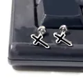 Primer plano de pendientes de cruz en acero de titanio con esmalte negro y brillo metal - Pendiente de Botón Redondo Cruz Fina (Individual) / Calibre 0.8mm - Longitud de barra 6mm / Plateado