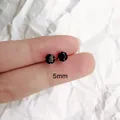Detalle de pendientes de circonita negra de 5mm con montura plateada de cuatro garras - Tamaño Estándar / Negro