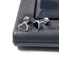 Detalle macro de pendientes de corazón en acero de titanio con esmalte negro y cierre de rosca - Pendiente de Botón Redondo Corazón (Individual) / Calibre 0.8mm - Longitud de barra 6mm / Plateado