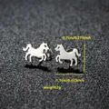 Pendientes de pony plateados que muestran dimensiones de 0,7 cm de alto y 1,1 cm de ancho - Caballo