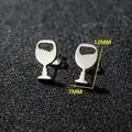 Vista macro de pendientes de acero inoxidable con forma de copa de 12 mm x 7 mm - Copa de vino