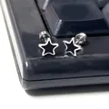Vista macro de pendientes de estrella de plata con esmalte negro y cierre de rosca seguro - Pendiente de Botón Redondo Pentagrama (Individual) / Calibre 0.8mm - Longitud de barra 6mm / Plateado