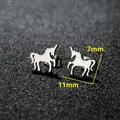Vista detallada de los pendientes de unicornio con medidas de 11 mm por 7 mm - Caballo de Corazón