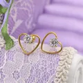 Puces d'oreilles cœur en or minimalistes avec zircone ronde sur fond de dentelle - Anneau en Cœur / Or