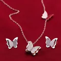 Sieradenset met matte vlinder ketting en oorbellen op rood fluwelen achtergrond - Sieradenset / Staalkleur