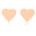 Vue détaillée des boucles d'oreilles cœur en acier inoxydable rose pâle sur fond blanc uni - Boucles d'oreilles clous / Or rose