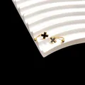 Vista macro de pendientes de tornillo en U dorados con cruces de esmalte negro - Cruz Gruesa Dorada