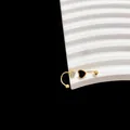 Vista detallada de pendientes en forma de U dorados con colgante de corazón negro - Dorado Corazón