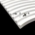 Detail van zilveren U-vormige schroefoorbellen met zwart kruis en hartolie-ontwerp - Silver Color Thin Cross