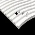 Detail van zilveren U-vormige oorbellen met zwart kruis op wit artistiek displaybord - Silver Color Thick Cross