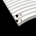 Detail van goudkleurige U-vormige schroefoorbellen met zwarte hartvormige hangers - Zilver Hart