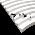 Detail van zilveren vlinder oorbellen met zwart emaille en schroefsluiting met bolletje - Zilver Vlinder