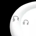 Vista macro de piercing en forma de U de herradura con circonita cúbica y bola de metal - Rhinestone redondo / 4mm (1 Pieza) / Plateado