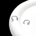Primer plano de piercing de herradura plateado con circonita cúbica y bola de metal pulido - Rhinestone redondo / 3mm (1 Pieza) / Plateado
