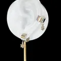 Detalle de pendientes de clip con copo de nieve plateado en un modelo de oreja - Clip de Oreja Copo (Individual)