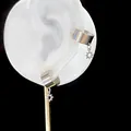 Detailansicht der silbernen Ohrmanschetten mit eleganten Sonnenstrahl-Anhängern ohne Loch - Sonnenblume Ohrclip (Einzel)