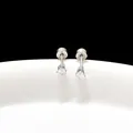 Gros plan de boucles d'oreilles en acier titane avec zircon rond et fermoir papillon sûr - 3mm Argent Zircone Cœur Dos Plat Vissé