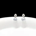 Gros plan sur les boucles d'oreilles cœur en zircon et acier titane argenté avec fermoir disque - 4mm Argent Zircone Cœur Dos Plat Vissé