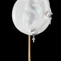 Detail von silbernen Edelstahl-Ohrklemmen mit Kreuzanhänger am Ohrmodell - Kleines Kreuz Ohrclip (Einzel)