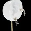 Detail von Edelstahl-Ohrklemmen mit Kreuzanhängern an einem realistischen Ohrmodell - Großes Kreuz Ohrclip (Einzel)