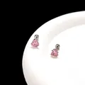 Gros plan sur des boucles d'oreilles cœur rose en zircon avec sertissage en argent - 6mm Rose Zircone Cœur Dos Plat Vissé
