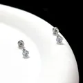 Détail des boucles d'oreilles étoiles en acier titane argenté avec zircon bleu - 4mm Argent Étoile Dos Plat Vissé