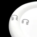 Detalle de los pendientes de herradura en plata con forma de C y pavé de diamantes brillantes - Pavé de strass de doble extremo / 4mm (1 Pieza) / Plateado