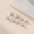 Detailaufnahme von quadratischen Minimalist-Ohrsteckern aus Edelstahl in vier Größen - Doppel-Quadrat-Enden / 3mm / Stahlfarben