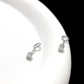 Makro-Detail eines silbernen quadratischen Ohrsteckers aus poliertem Edelstahl - 9-Form Haken / 3mm / Stahlfarben